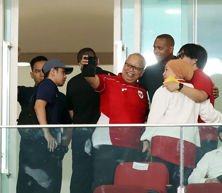 Trên khán đài VIP sân Bung Karno, một nhân vật khác nhận được sự chú ý của truyền thông Indonesia là HLV Patrick Kluivert của ĐTQG Indonesia.