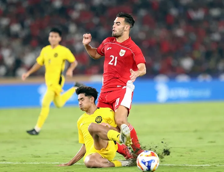 Trận đấu giữa U23 Indonesia và U23 Malaysia diễn ra khá căng thẳng với nhiều pha va chạm của cầu thủ hai đội.