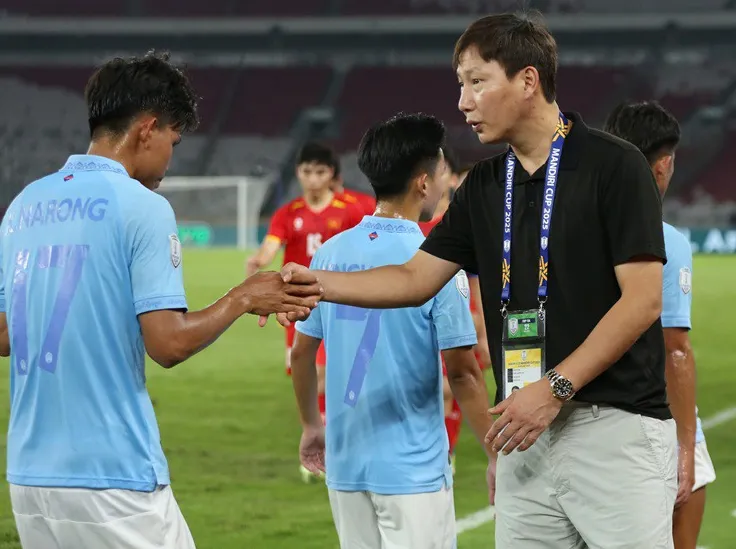 U23 Việt Nam Tri Ân CĐV Ít ỏi Sau Chiến Thắng U23 Campuchia: HLV Kim Sang Sik Đánh Giá Cao Tinh Thần Chiến Đấu