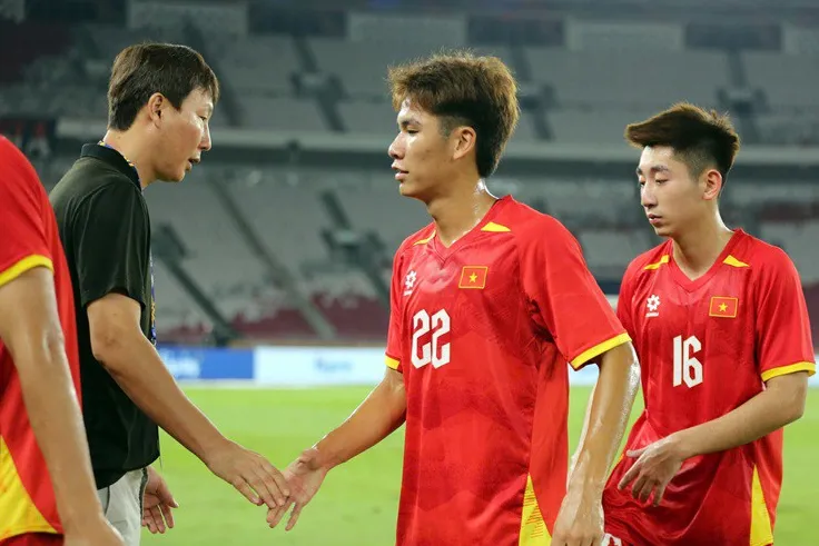 Tiếp đến, thầy Kim bắt tay chia vui với từng tuyển thủ U23 Việt Nam với thành tích 2 trận toàn thắng ở bảng B, qua đó giành vé vào bán kết giải U23 Đông Nam Á 2025.