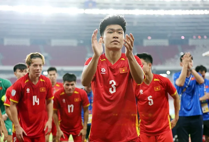 Thầy trò HLV Kim Sang Sik cảm ơn người hâm mộ sau trận đấu