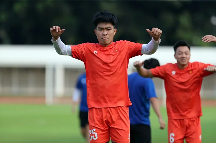 Trước thềm buổi tập, HLV Kim Sang Sik đón tin vui khi trung vệ Phạm Lý Đức đã có thể ra sân tập luyện cùng đồng đội.