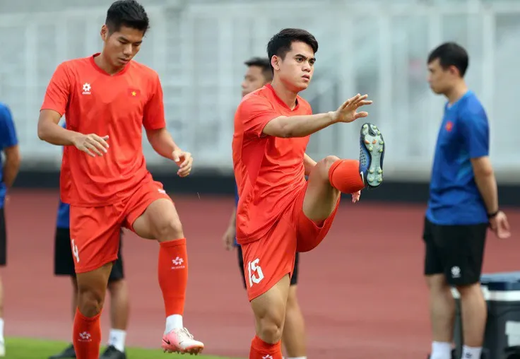 Trở lại buổi tập của U23 Việt Nam, trong khi các học trò tranh thủ thực hiện các bài khởi động thì HLV Kim Sang Sik tập trung cao độ để chuẩn bị phương án chiến thuật.