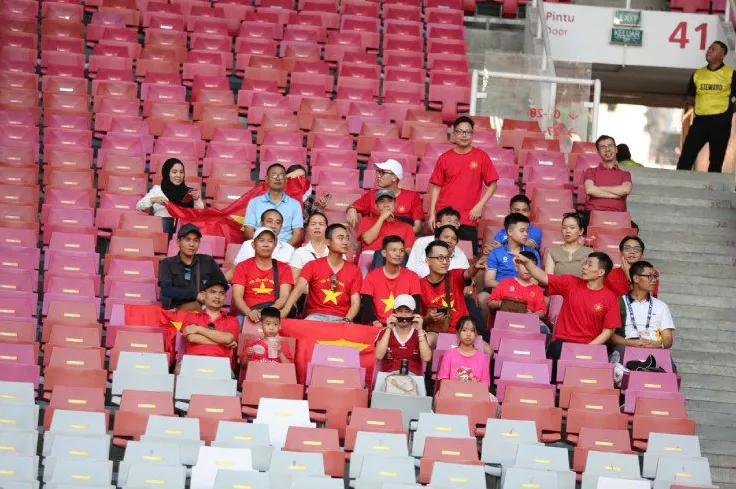Nhóm cổ động viên lặn lội tới sân Gelora Bung Karno (Indonesia) 