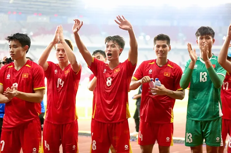 U23 Việt Nam ngược dòng vào chung kết, HLV Kim và học trò chia vui cùng fan - 2