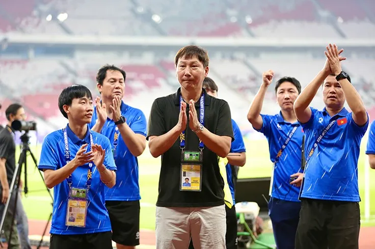 HLV Kim Sang Sik và các cộng sự. Sau chức vô địch AFF Cup, nhà cầm quân người Hàn Quốc đang đứng trước cơ hội đoạt danh hiệu thứ 2 cùng bóng đá Việt Nam