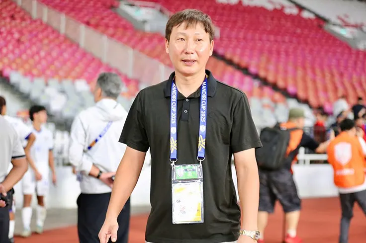 HLV Kim Sang Sik thân thiện giao lưu với người hâm mộ và phóng viên Việt Nam