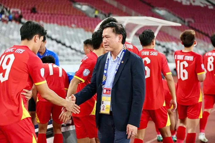 Ông Trần Anh Tú - Phó Chủ tịch VFF, Trưởng đoàn U23 Việt Nam chia vui cùng các cầu thủ
