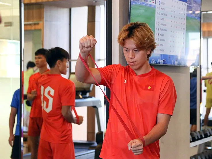 Cụ thể U23 Việt Nam được chia làm hai nhóm tập hồi phục. Nhóm cầu thủ đá chính trước U23 Philippines thực hiện các bài tập giãn cơ, hồi phục và điều hòa thể lực.