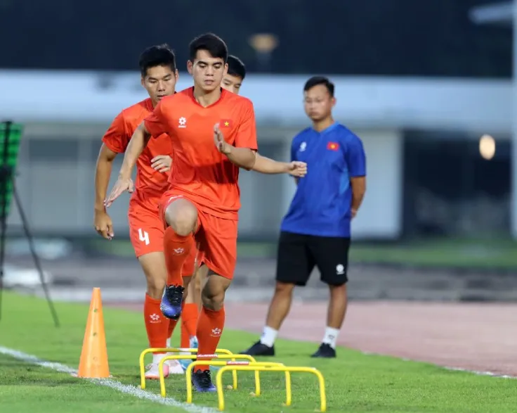 U23 Việt Nam vui tươi trở lại sân tập, có lực lượng mạnh nhất chờ đấu U23 Indonesia - 6