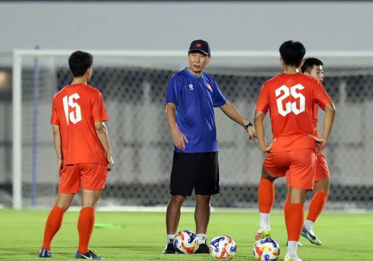 U23 Việt Nam vui tươi trở lại sân tập, có lực lượng mạnh nhất chờ đấu U23 Indonesia - 7