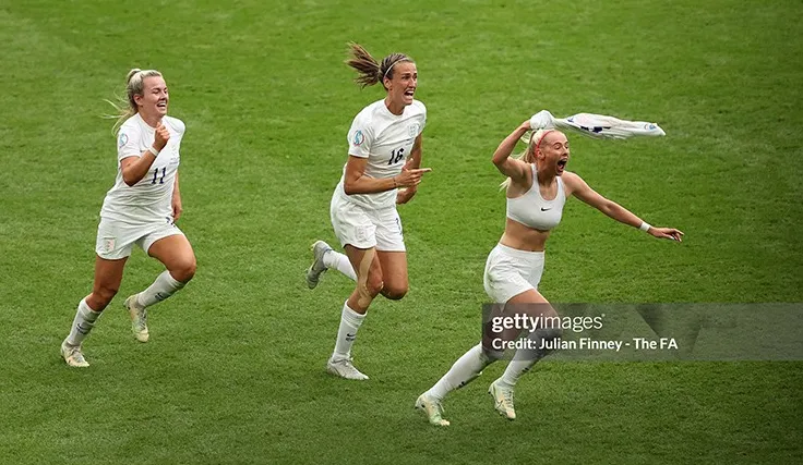 Chloe Kelly cởi áo ăn mừng sau khi ghi bàn ấn định chiến thắng cho tuyển Anh ở chung kết Euro 2022