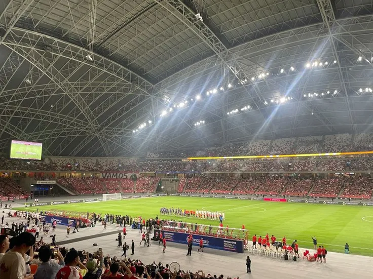 Khán giả vắng vẻ trong trận đấu giữa Arsenal và AC Milan tại Singapore