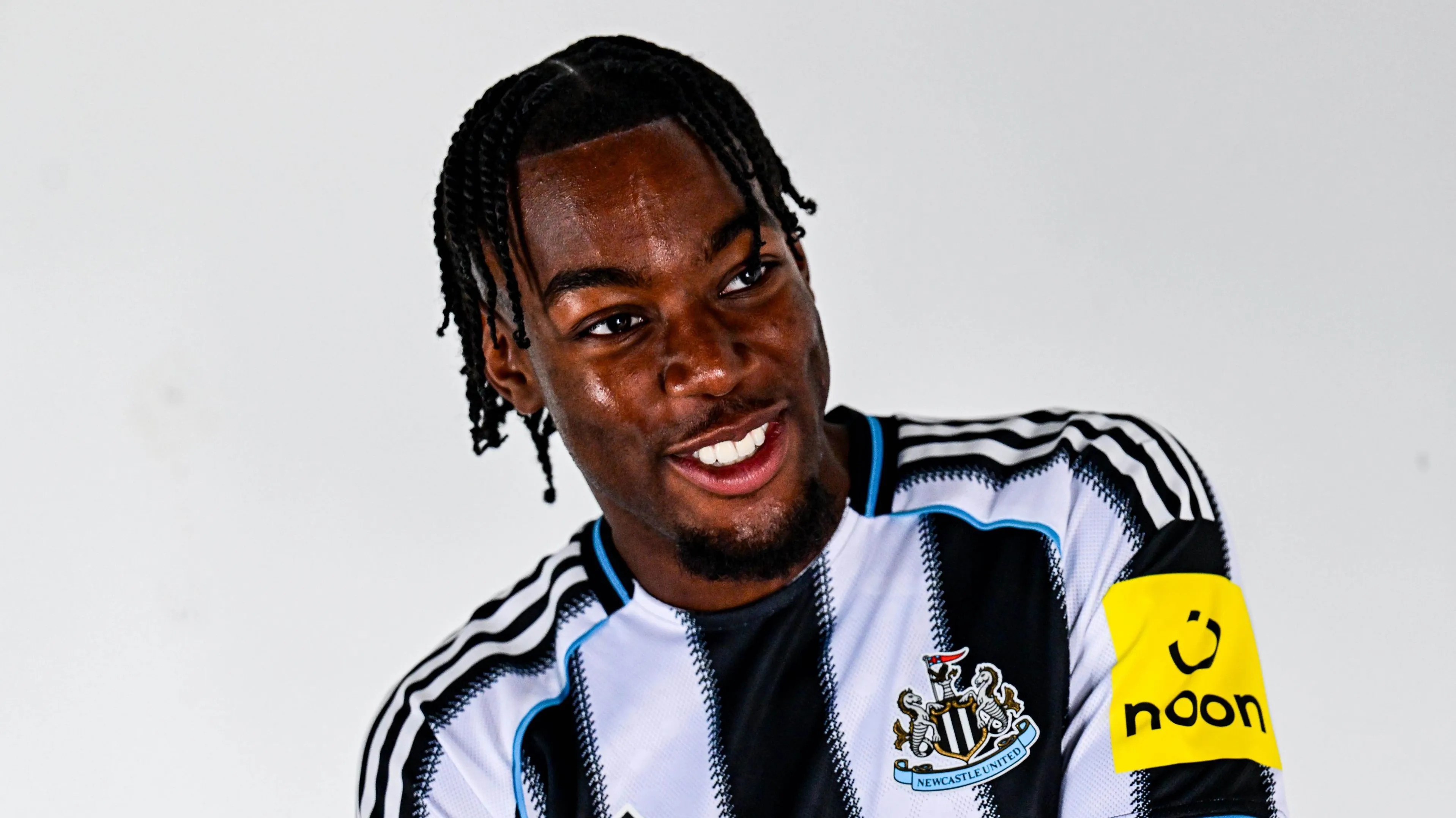 Newcastle sẽ đá Cúp C1 nhưng mới mua được đúng 1 cầu thủ là Elanga. Nếu mua thêm họ có thể phạm luật dẫn tới trừ điểm