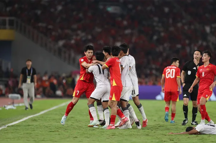 Tình huống Đình Bắc xô xát với cầu thủ bên phía U23 Indonesia