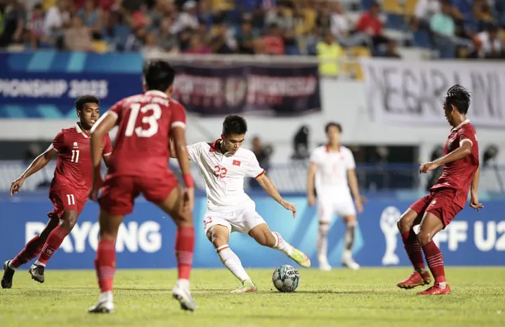 U23 Việt Nam (áo trắng) đánh bại U23 Indonesia ở trận chung kết khu vực 2 năm trước
