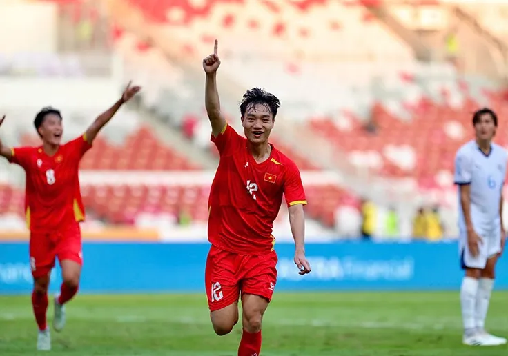 Xuân Bắc ăn mừng sau khi nâng tỷ số lên 2-1