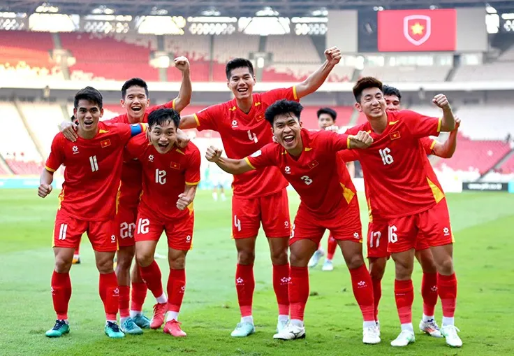 Các cầu thủ U23 Việt Nam tiến vào trận chung kết U23 Đông Nam Á gặp U23 Indonesia vào 20h ngày 29/7