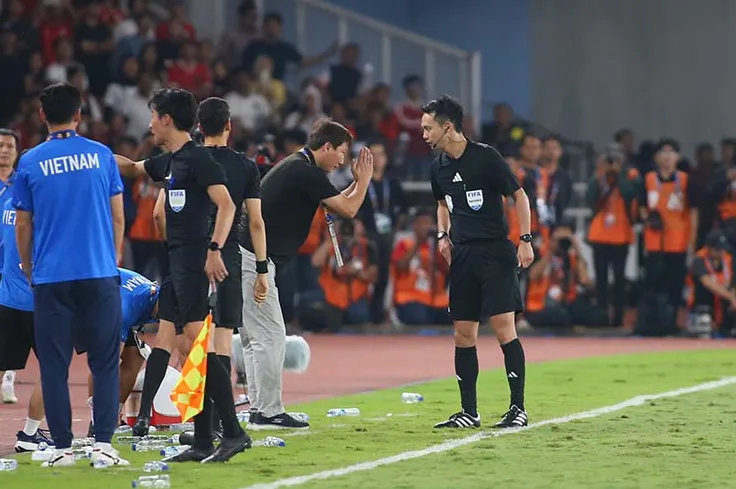 HLV Kim Sang Sik vái lạy trọng tài, có bị phạt nguội? - 5