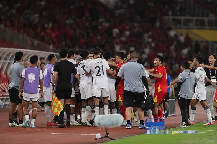 Máu lửa U23 Việt Nam va chạm U23 Indonesia, Đình Bắc bị tấn công - 5