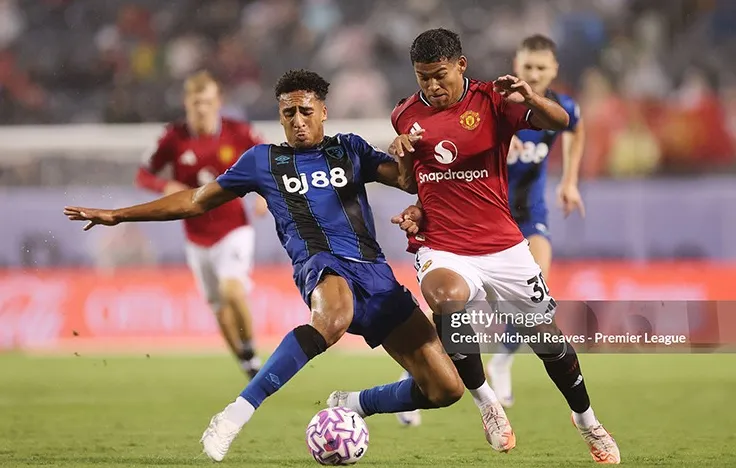 Diego Leon 'tấu hài' trong chiến thắng của Man Utd: Cú ngã 'kiến tạo' gây sốt mạng xã hội