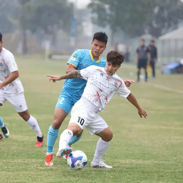 Martin Lò mặc áo số 10 của PVF-CAND mùa trước