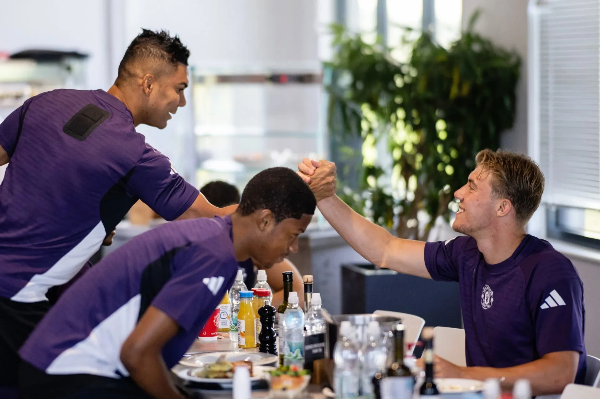 Các cầu thủ MU được chấn chỉnh để chờ nhau ăn xong rồi mới ra về