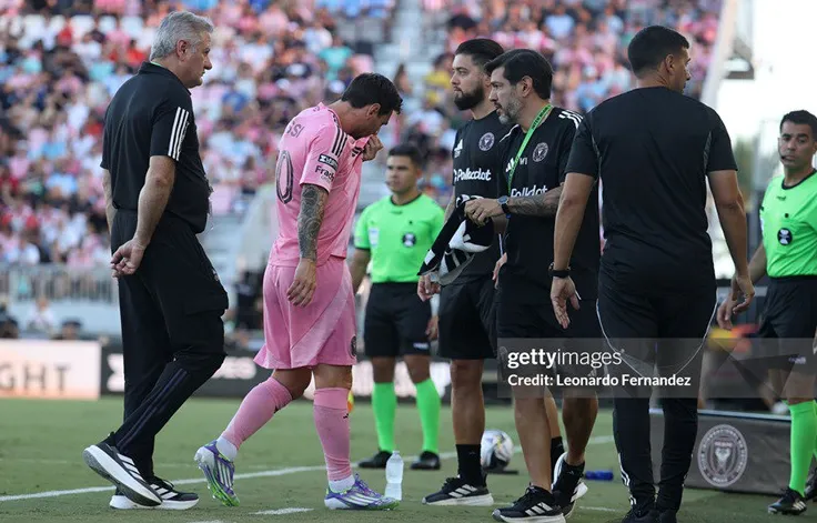 Messi rời sân khiến các CĐV Inter Miami lo lắng