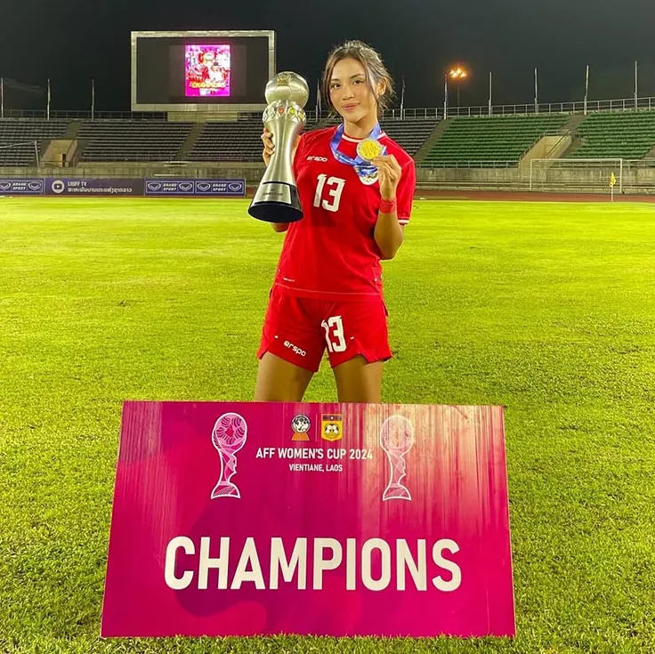 Nữ thủ quân ĐT Indonesia xinh như hoa hậu, chờ đọ sắc Hoàng Loan & Thanh Nhã - 2