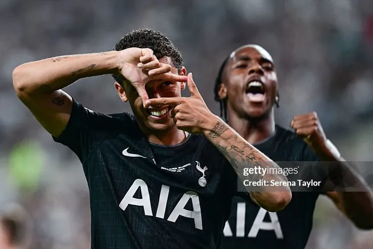 Johnson tái hiện màn ăn mừng quen thuộc của Son Heung Min