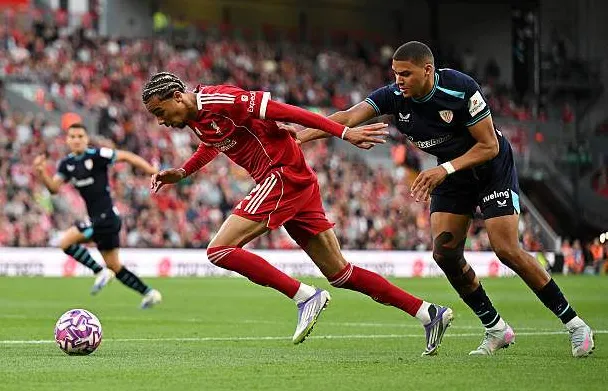 Ekitike thoát người trong một pha mở tốc