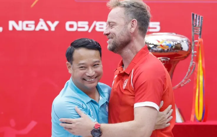 HLV Hồng Việt (áo xanh) và Polking (áo đỏ) quyết tâm giành chức vô địch