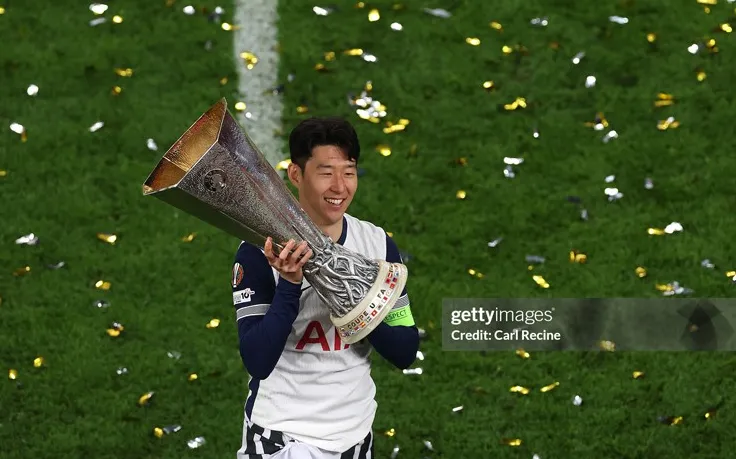 Son cùng các đồng đội vô địch UEFA Europa League 2025