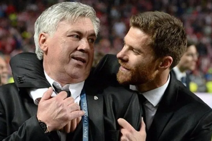 Alonso (phải) đối mặt bài toán khiến Ancelotti đau đầu mùa trước.