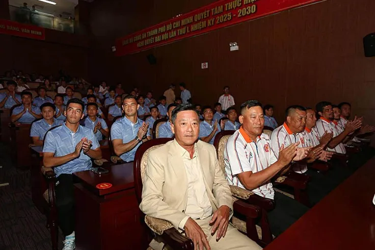 HLV Lê Huỳnh Đức cùng đội ngũ trợ lý