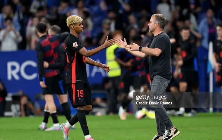 HLV Hansi Flick cũng bị UEFA phạt nặng