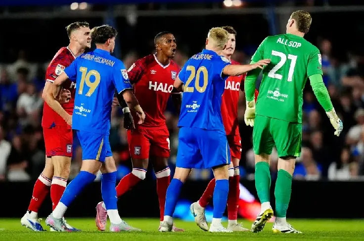 Ashley Young xoa dịu không khí trên sân