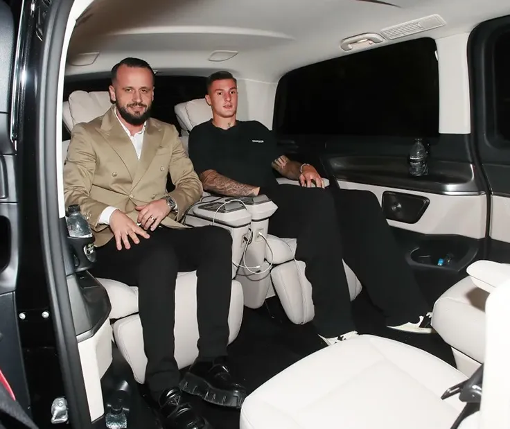 Sesko đi cùng người đại diện của mình Elvis Basanovic tới ăn tối tại nhà hàng Ý San Carlo