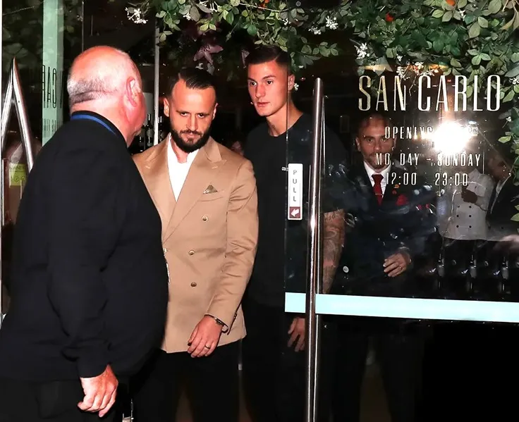 Tân binh của MU rất tự tin trước ống kính của thợ săn ảnh cũng như người hâm mộ