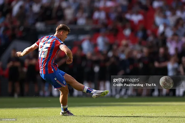 Và khoảnh khắc định mệnh đã đến. Cầu thủ trẻ Justin Devenny lạnh lùng đánh bại Alisson trong lượt sút cuối cùng, ấn định chiến thắng 3-2 trên chấm luân lưu cho Crystal Palace.