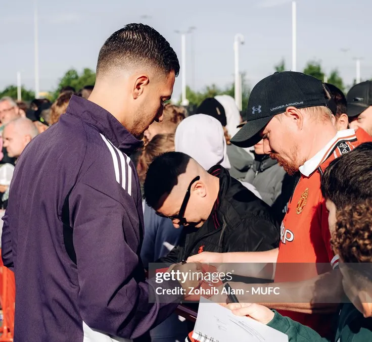 Diogo Dalot 'gây bão' ở Old Trafford: Từ chối ký áo đấu, fan MU chia rẽ!