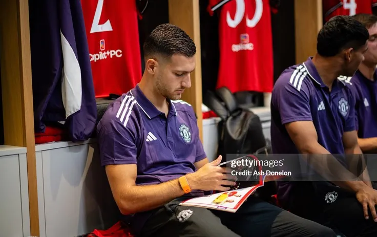 Từ mùa giải tới Dalot sẽ khoác chiếc áo số 2