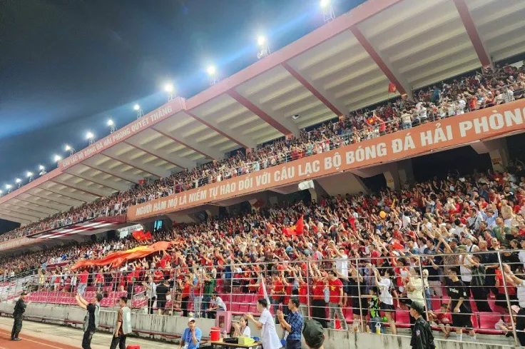 Trên khán đài sân Lạch Tray, các cổ động viên cũng thể hiện sự máu lửa, cuồng nhiệt để tiếp lửa cho 