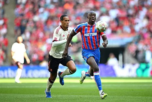 Van Dijk để lọt Mateta thoát xuống đối mặt, chỉ chục giây trước khi phạm lỗi dẫn đến penalty