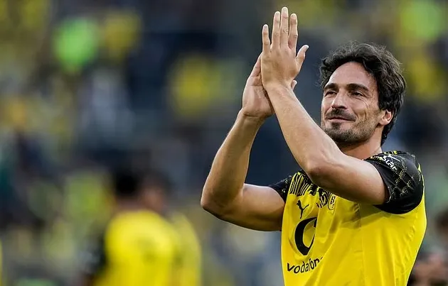 Mats Hummels Giải Nghệ: Vinh Quang Trên Sân Cỏ và 'Drama' Hậu Trường