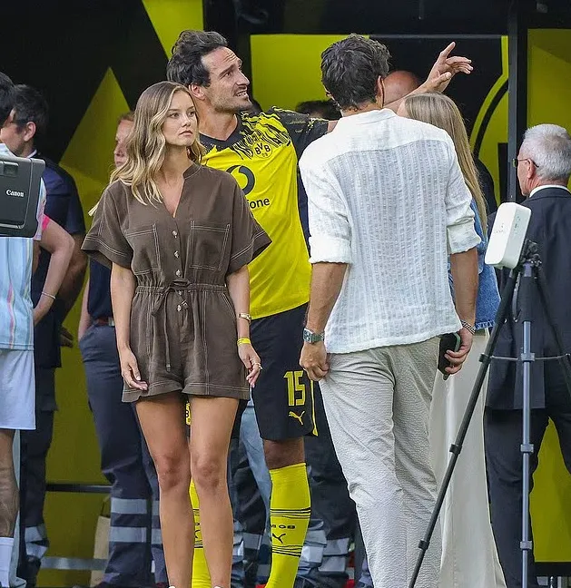Bạn gái người mẫu của Hummels xuất hiện trong trận đấu chia tay
