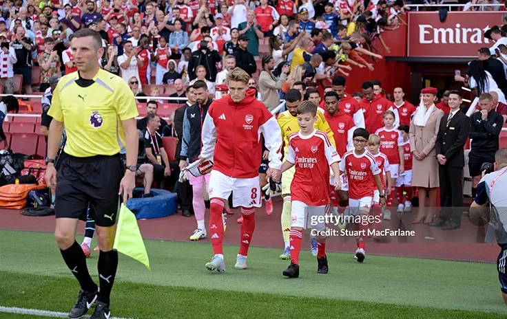 Arsenal 'chơi chiêu' trước đại chiến MU: Arteta lại gây tranh cãi với màn 'làm màu'?