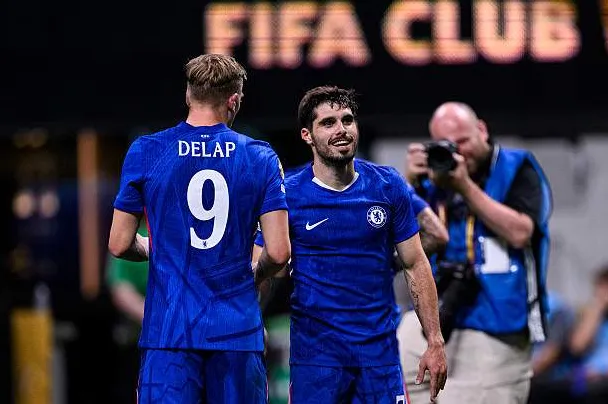 Neto giờ đã có một đồng đội to con ở trong để đón các quả tạt của anh