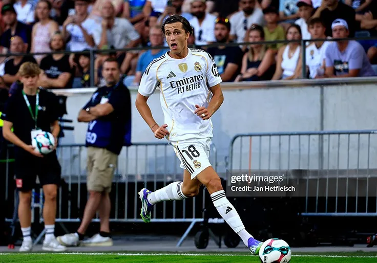 Alvaro Carreras được kỳ vọng sẽ khóa chặt ngôi sao trẻ Yamal