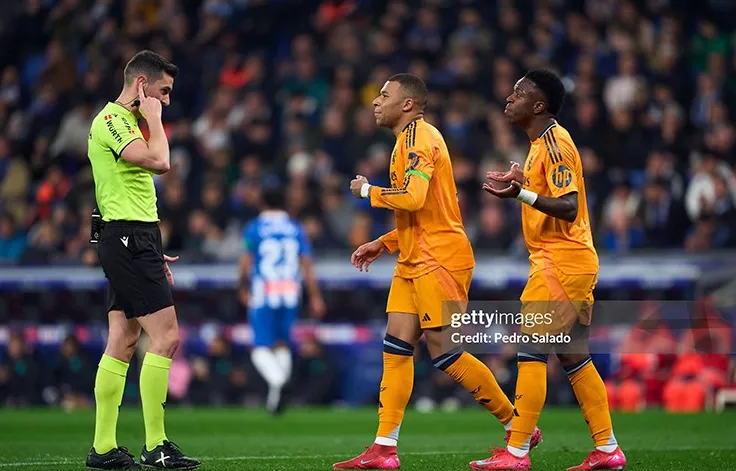 Các cầu thủ Real phản đối quyết định từ trọng tài